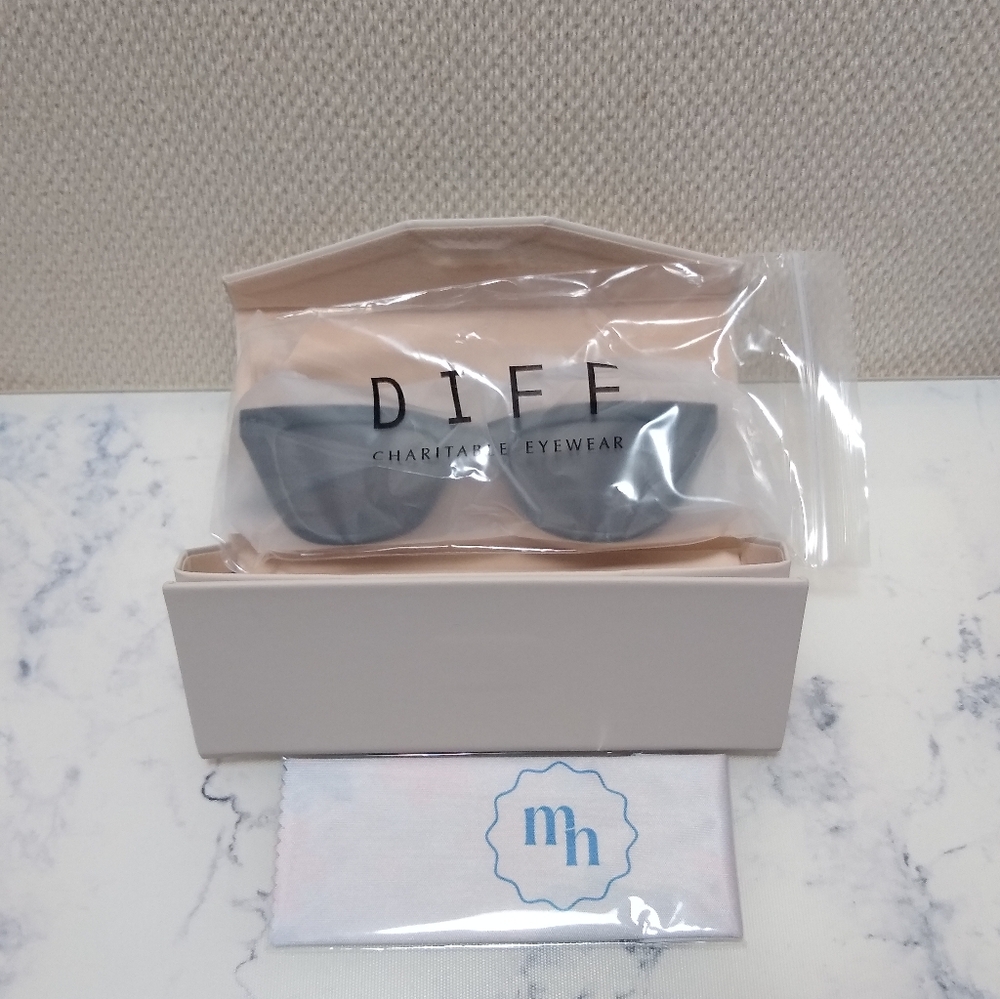 Diff x Madi Nelson The Noah Sunglasses Black Grey Polarized Lenses New In Box - Picture 7 of 8